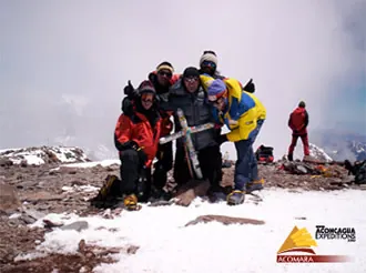 运营方行程页面照片标注为阿空加瓜峰顶（Mount Aconcagua Summit）；描绘该目的地，未独立核实为该预定出发的参与者照片。