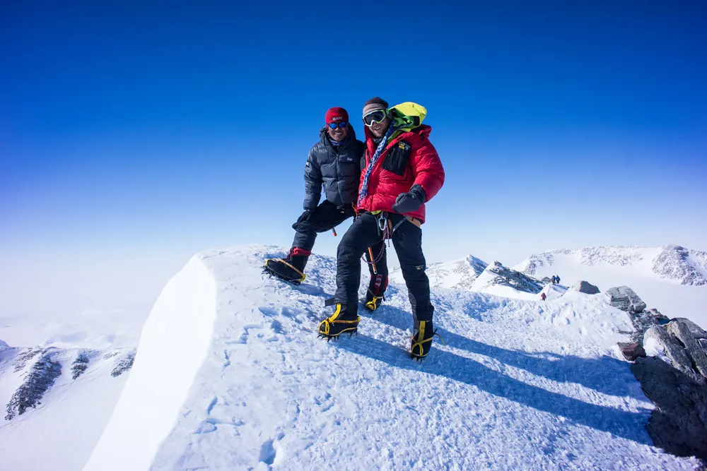 공식 Climb Mount Vinson 페이지 이미지로 등반자가 산 위에 있는 장면을 보여줍니다; 목적지와 활동을 대표하나 특정 원정의 사진인지 검증되지 않았습니다.