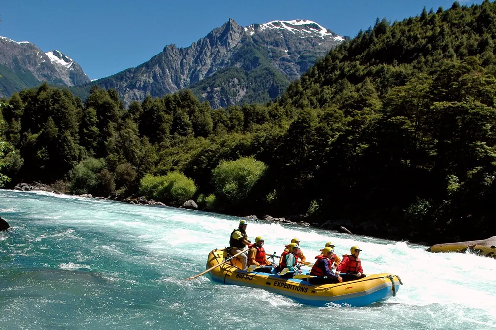 Rafting छवि आधिकारिक Futaleufu River Rafting Multi-Sport उत्पाद-पृष्ठ गैलरी में प्रदर्शित; इसे गतिविधि/गंतव्य चित्रण के रूप में माना गया है, न कि इस विशेष टूर की पुष्टि की गई फ़ोटोग्राफ़ी के रूप में।