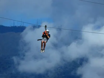 运营方产品页面的 Zipline Tour 图片;显示为该行程的 10 张照片之一。