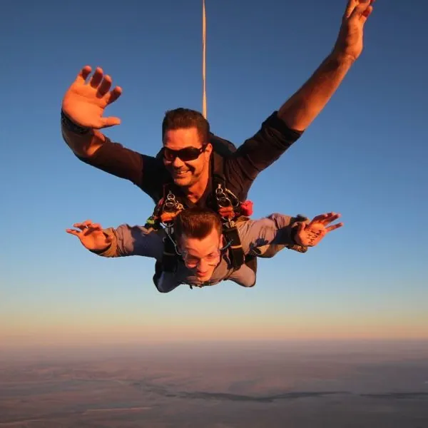 Offizielle Produktseite og:image für Ground Rush Adventures’ 10,000‑Fuß Namibia Tandem‑Fallschirmsprung; als repräsentativ für die Aktivität behandelt, nicht unabhängig bestätigt als tatsächliches Tourfoto.