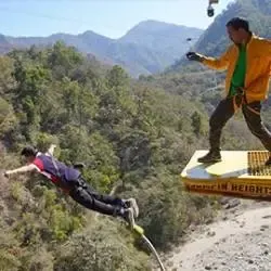 Imagen de la página oficial Rishikesh etiquetada ‘Take the plunge with our Bungy Jump’; mostrada como imagen representativa de la actividad, no confirmada como fotografía de esa sesión de salto exacta.