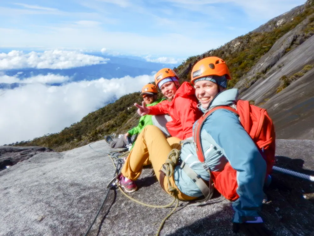 صورة نشاط فيا فيراتا من معرض صفحة المسار الرسمية لدى Mountain Torq؛ تمثل الوجهة/النشاط، ولم يتم تأكيدها كصورة لجولة Low’s Peak Circuit هذه بالتحديد.