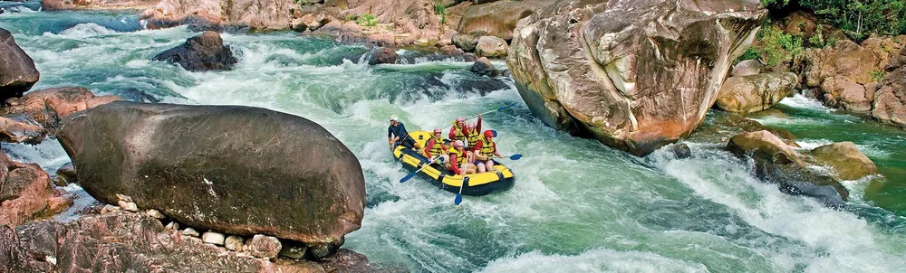 Weißwasser‑Rafting‑Bild der Tully Gorge eingebettet auf der offiziellen Tully‑River‑Rafting‑Produktseite von Raging Thunder; repräsentatives Aktivitäts‑/Zielbild, nicht unabhängig als Foto dieser spezifischen Abfahrt bestätigt.