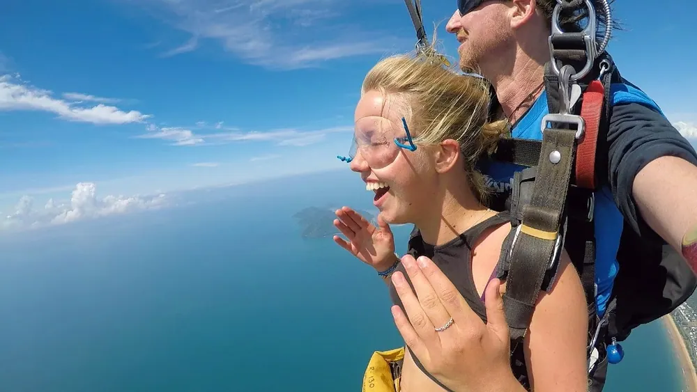Image listée dans la galerie « Drop Shots » de la page Mission Beach de Skydive Australia ; la page n’identifie pas la scène précise ni le photographe.
