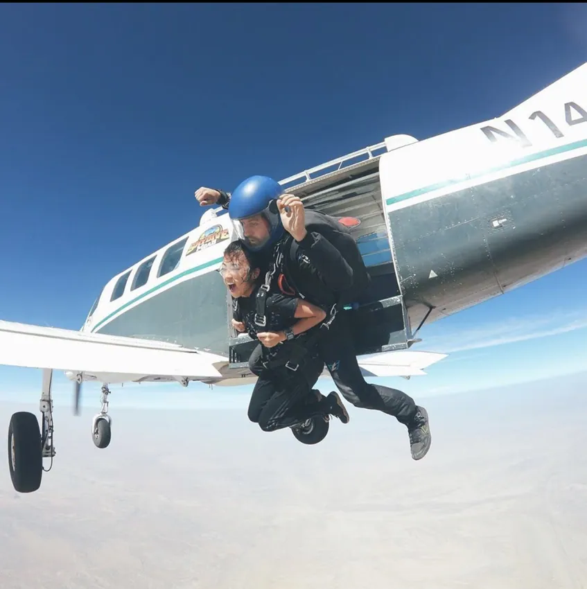 Image de la page tandem-skydive officielle associée à l’option 13,000 ft AGL ; représentative de l’activité de l’opérateur, non vérifiée comme photo d’un saut réservé spécifique.