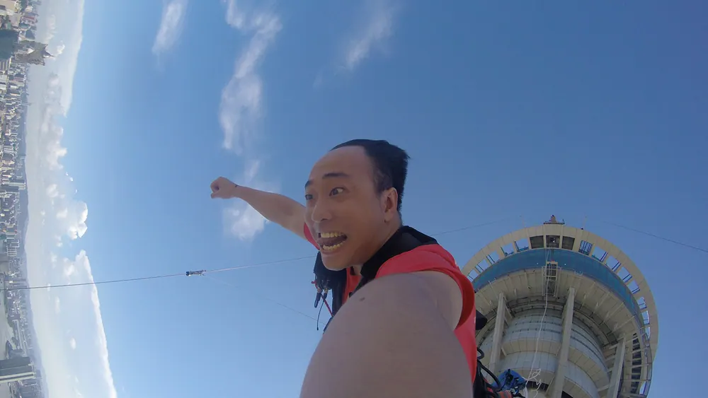 Bild von der offiziellen Adventure‑Seite des Macau Tower, im Abschnitt, der AJ Hackett Bungee und andere Touroptionen am Turm beschreibt; die exakt dargestellte Aktivität wurde nicht unabhängig bestätigt.