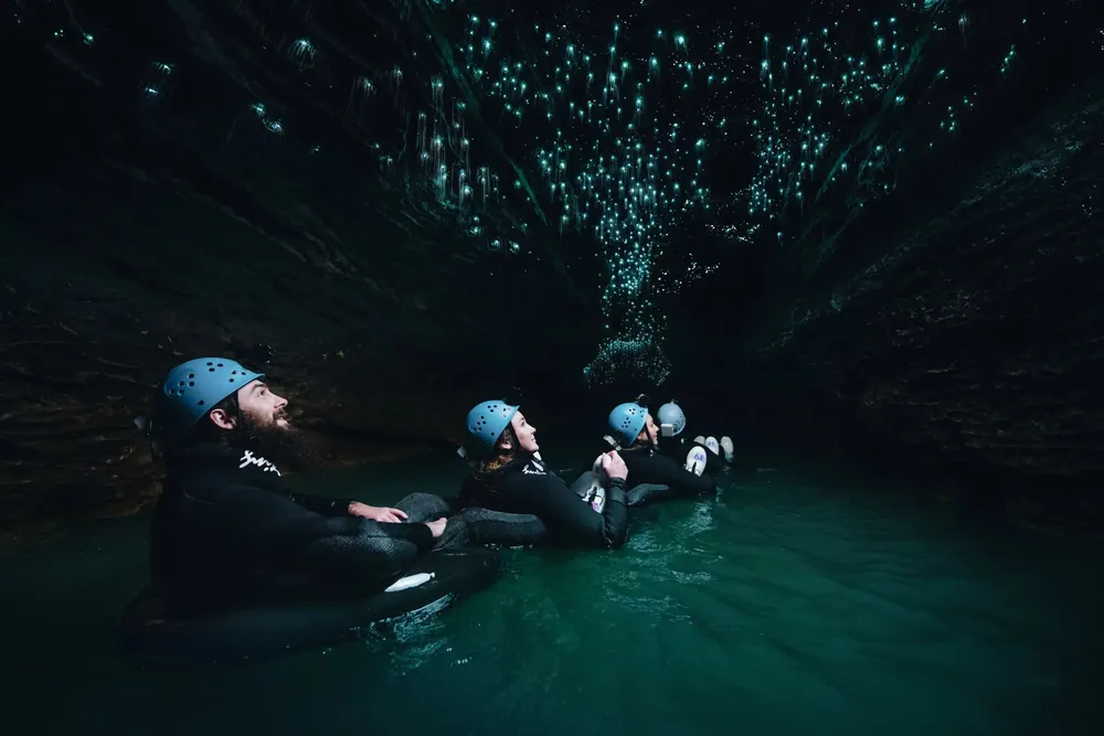 官方 Black Abyss 旅游页面的 og:image;作为代表性旅游/目的地图像处理,但并未核实为该特定行程的实际照片。